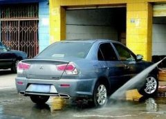 夏季雨水多 汽车养护雨水“洗车”要不得